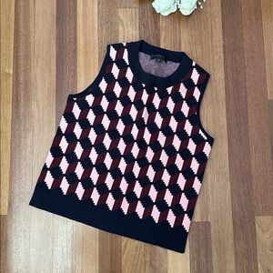 Sleeveless Geometric Knit Top in Pink & Navy blue